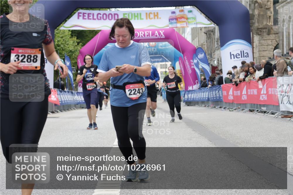06.09.2026 - CURREX Alsterlauf Yannick Fuchs http://msf.ph/oto/10226961 06.09.2026 10:22:51 Ziel 2243, 2751, 2774, 3288, 3372, 5289, 6489, 8074, 8119 meine-sportfotos.de