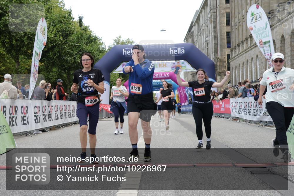 06.09.2026 - CURREX Alsterlauf Yannick Fuchs http://msf.ph/oto/10226967 06.09.2026 10:22:57 Ziel 2206, 2243, 2490, 3275, 3288, 4813, 5128 meine-sportfotos.de