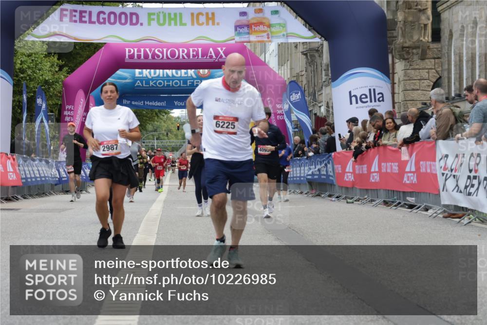 06.09.2026 - CURREX Alsterlauf Yannick Fuchs http://msf.ph/oto/10226985 06.09.2026 10:23:02 Ziel 2206, 2490, 2987, 3275, 4813, 5128, 6225 meine-sportfotos.de