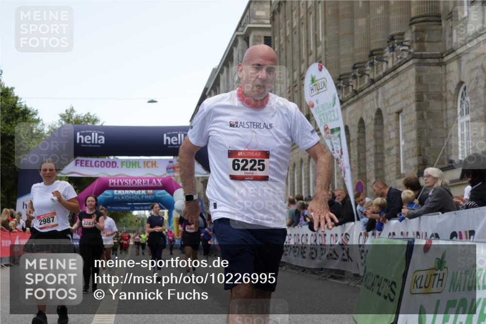 06.09.2026 - CURREX Alsterlauf Yannick Fuchs http://msf.ph/oto/10226995 06.09.2026 10:23:05 Ziel 2987, 3275, 4813, 6225 meine-sportfotos.de