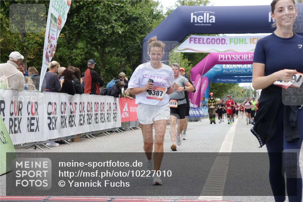 06.09.2026 - CURREX Alsterlauf Yannick Fuchs http://msf.ph/oto/10227010 06.09.2026 10:23:11 Ziel 2987, 4093, 4094, 4918, 6225, 6387 meine-sportfotos.de