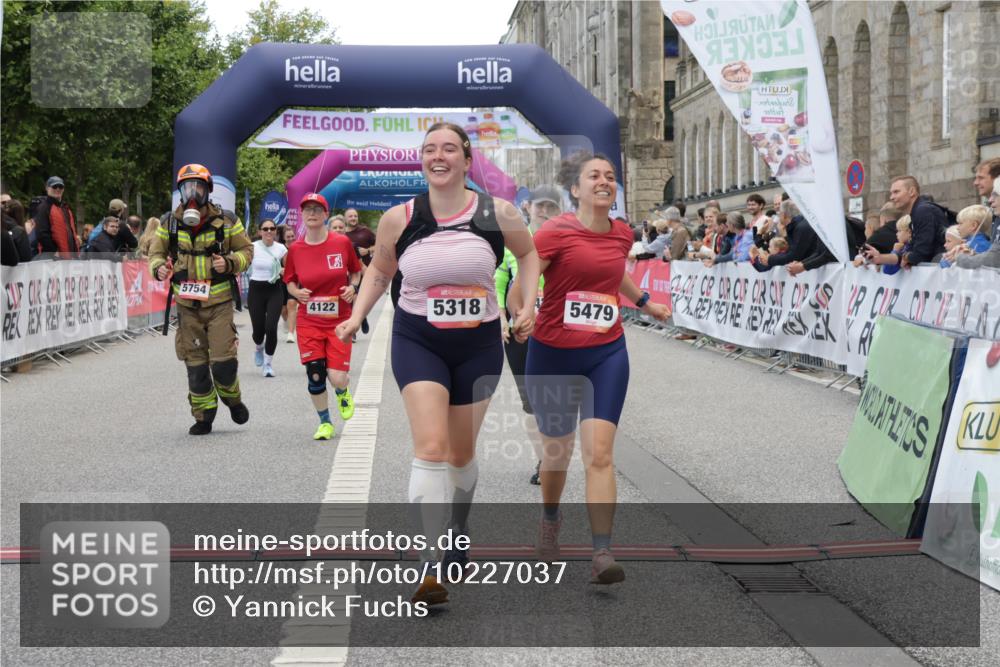 06.09.2026 - CURREX Alsterlauf Yannick Fuchs http://msf.ph/oto/10227037 06.09.2026 10:23:29 Ziel 2593, 3118, 3305, 4122, 5479, 5754 meine-sportfotos.de