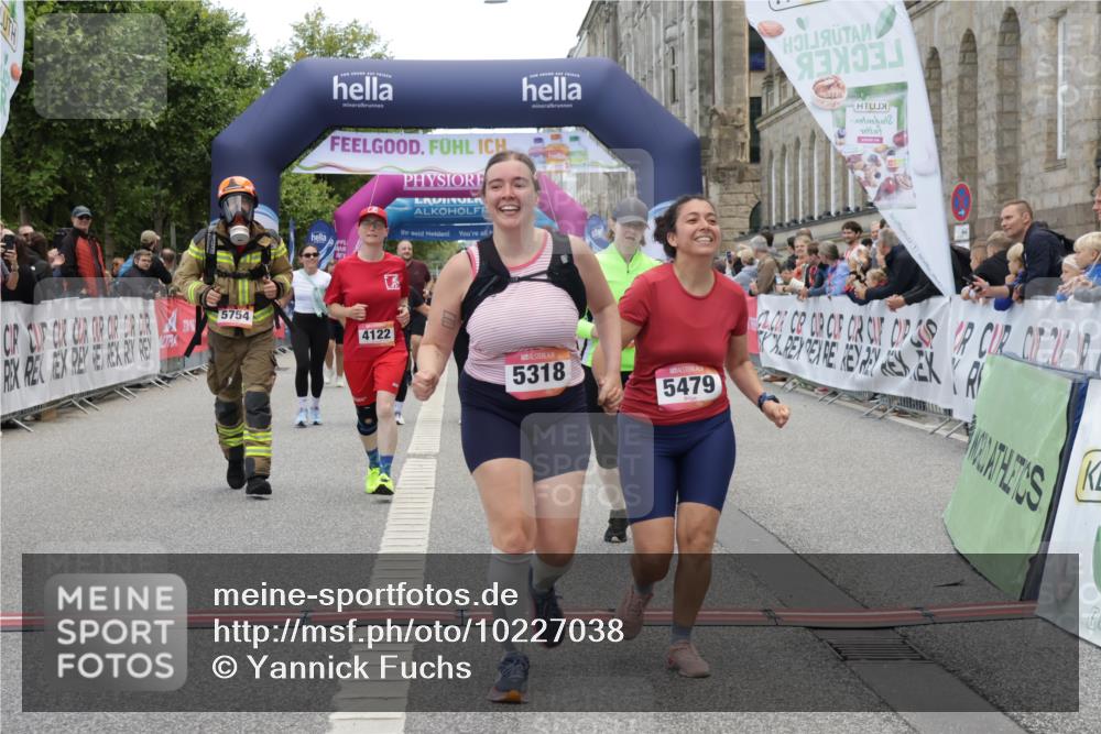 06.09.2026 - CURREX Alsterlauf Yannick Fuchs http://msf.ph/oto/10227038 06.09.2026 10:23:29 Ziel 2593, 3118, 3305, 4122, 5479, 5754 meine-sportfotos.de