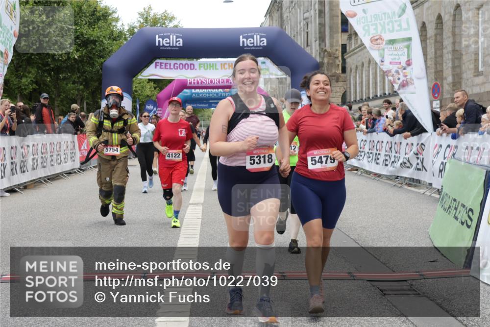 06.09.2026 - CURREX Alsterlauf Yannick Fuchs http://msf.ph/oto/10227039 06.09.2026 10:23:29 Ziel 2593, 3118, 3305, 4122, 5479, 5754 meine-sportfotos.de