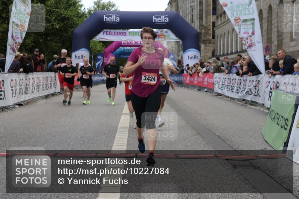 06.09.2026 - CURREX Alsterlauf Yannick Fuchs http://msf.ph/oto/10227084 06.09.2026 10:23:39 Ziel 2591, 2592, 2593, 2939, 3118, 3424, 3578, 3582, 4303, 4659, 6090, 8144 meine-sportfotos.de