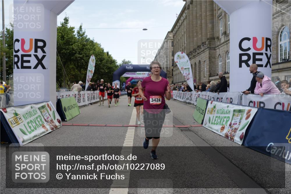 06.09.2026 - CURREX Alsterlauf Yannick Fuchs http://msf.ph/oto/10227089 06.09.2026 10:23:40 Ziel 2591, 2592, 2593, 2939, 3424, 3578, 3582, 4303, 4659, 6090, 8144 meine-sportfotos.de