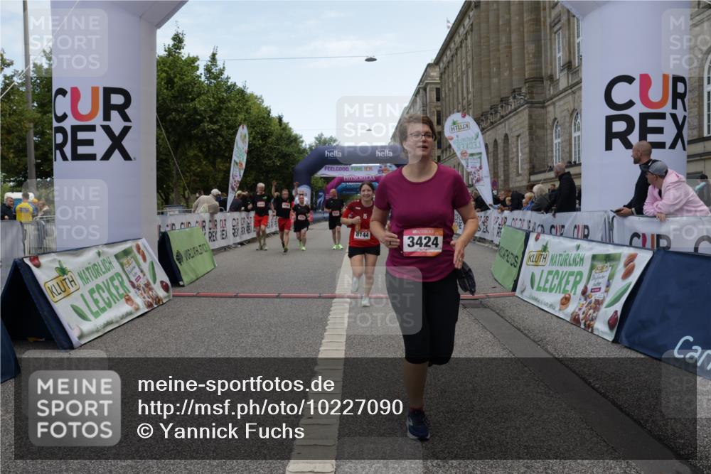 06.09.2026 - CURREX Alsterlauf Yannick Fuchs http://msf.ph/oto/10227090 06.09.2026 10:23:40 Ziel 2591, 2592, 2593, 2939, 3424, 3578, 3582, 4303, 4659, 6090, 8144 meine-sportfotos.de