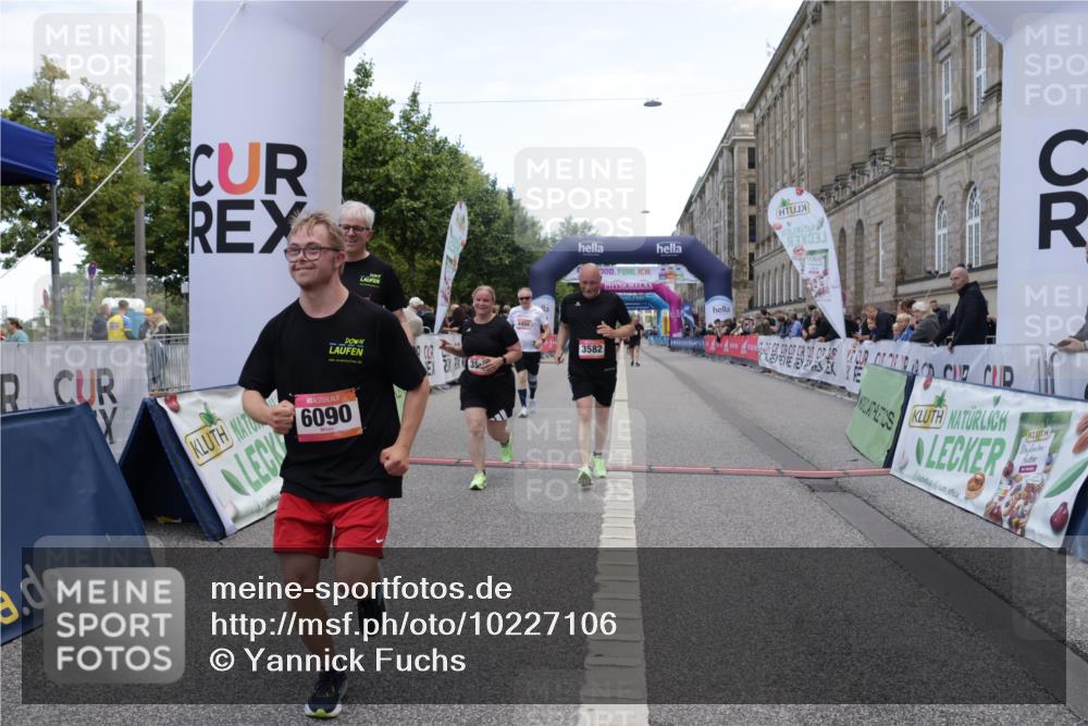 06.09.2026 - CURREX Alsterlauf Yannick Fuchs http://msf.ph/oto/10227106 06.09.2026 10:23:44 Ziel 3424, 3578, 3582, 4450, 4659, 6090, 8144 meine-sportfotos.de