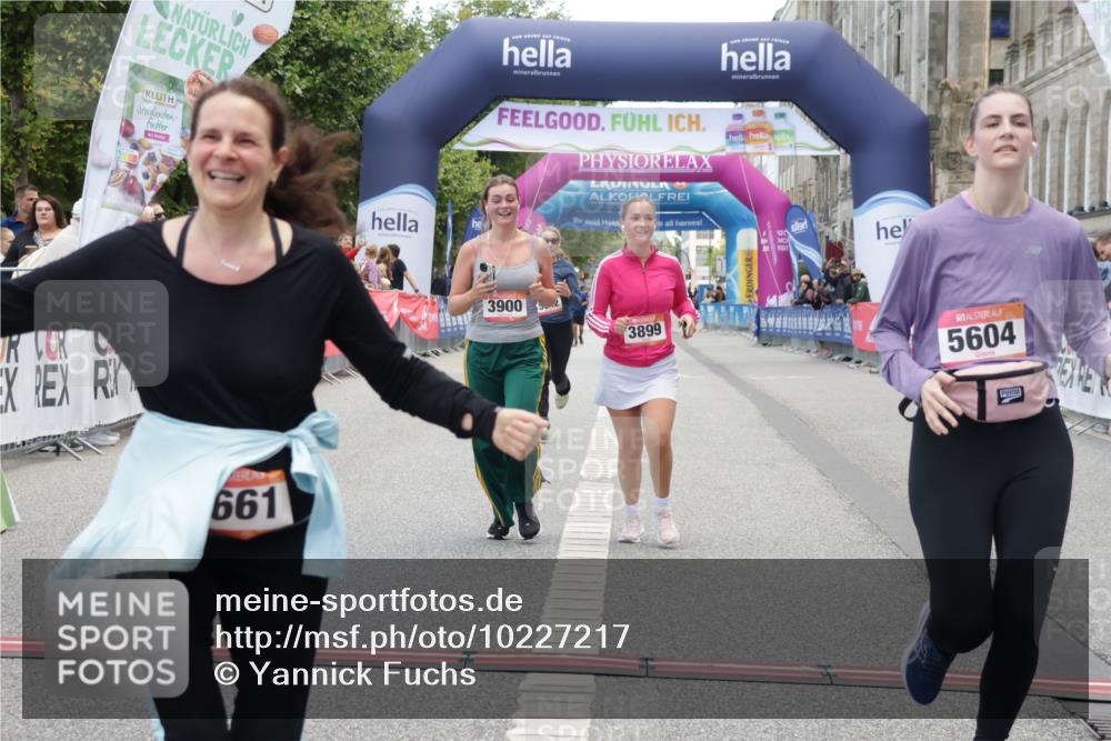 06.09.2026 - CURREX Alsterlauf Yannick Fuchs http://msf.ph/oto/10227217 06.09.2026 10:24:27 Ziel 2662, 3856, 3899, 3900, 5604, 5842 meine-sportfotos.de