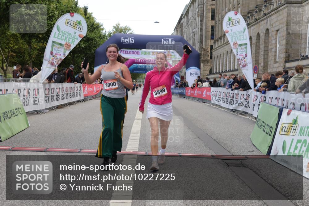06.09.2026 - CURREX Alsterlauf Yannick Fuchs http://msf.ph/oto/10227225 06.09.2026 10:24:29 Ziel 2662, 3856, 3899, 3900, 5604, 5842 meine-sportfotos.de