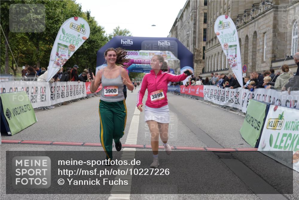 06.09.2026 - CURREX Alsterlauf Yannick Fuchs http://msf.ph/oto/10227226 06.09.2026 10:24:29 Ziel 2662, 3856, 3899, 3900, 5604, 5842 meine-sportfotos.de