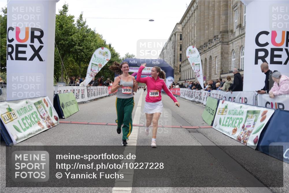 06.09.2026 - CURREX Alsterlauf Yannick Fuchs http://msf.ph/oto/10227228 06.09.2026 10:24:29 Ziel 2662, 3856, 3899, 3900, 5604, 5842 meine-sportfotos.de