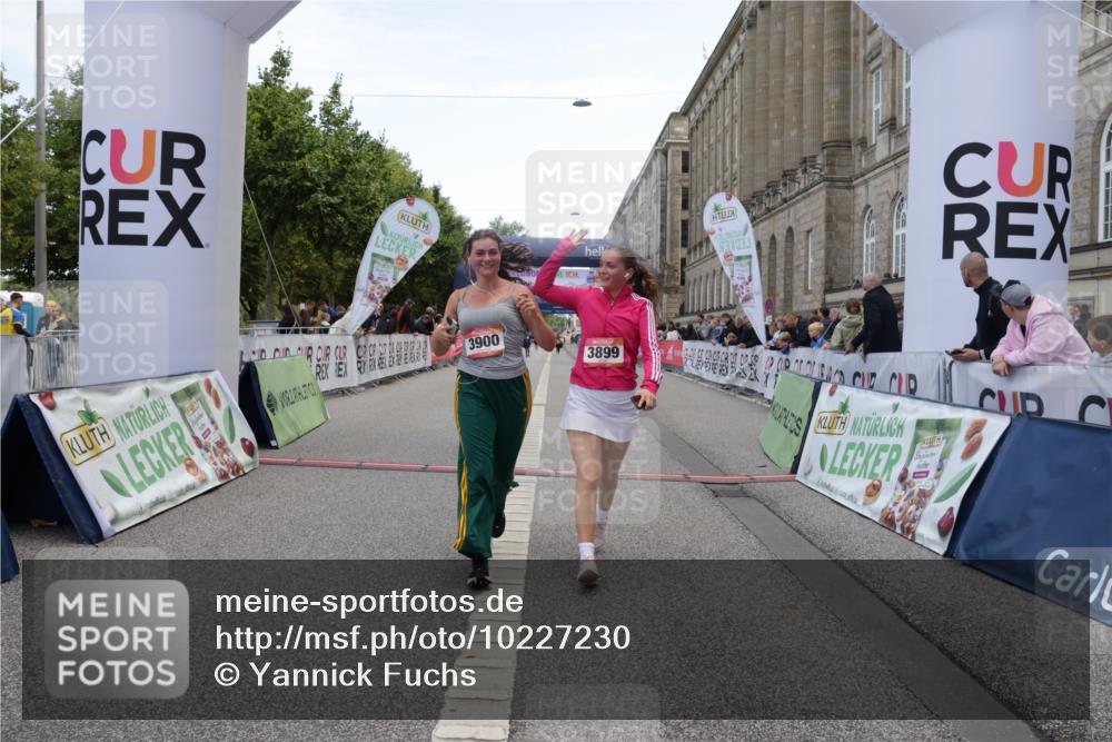 06.09.2026 - CURREX Alsterlauf Yannick Fuchs http://msf.ph/oto/10227230 06.09.2026 10:24:30 Ziel 2662, 3856, 3899, 3900, 5604, 5842 meine-sportfotos.de