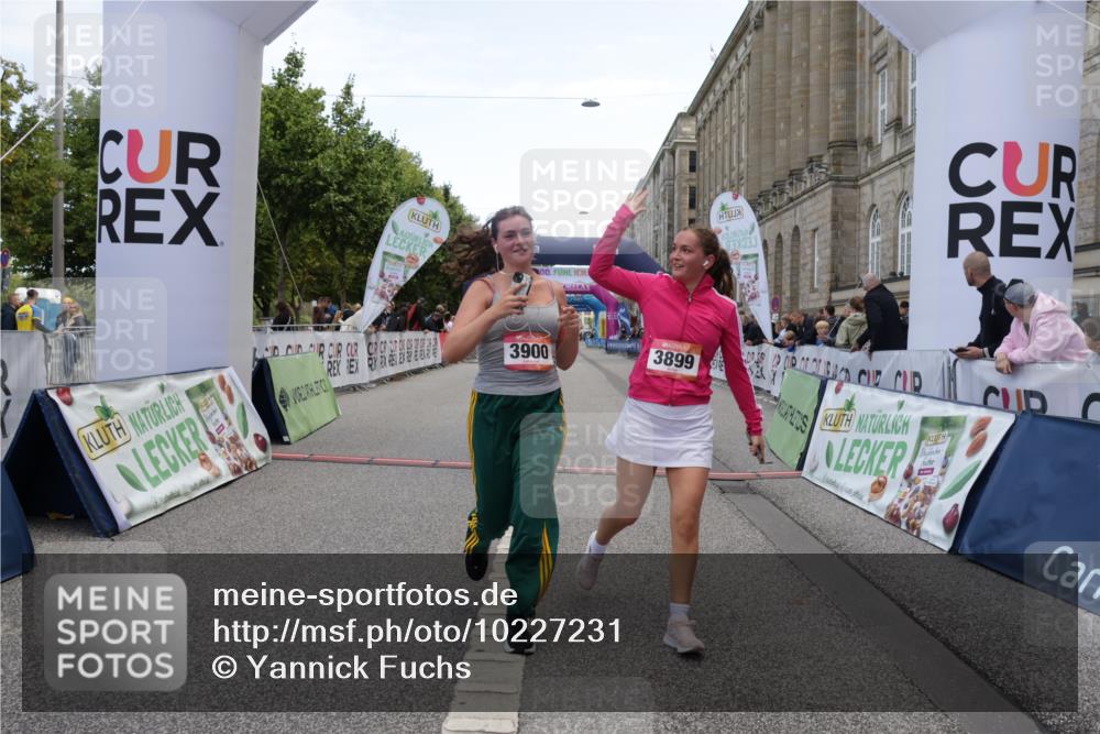 06.09.2026 - CURREX Alsterlauf Yannick Fuchs http://msf.ph/oto/10227231 06.09.2026 10:24:30 Ziel 2662, 3856, 3899, 3900, 5604, 5842 meine-sportfotos.de