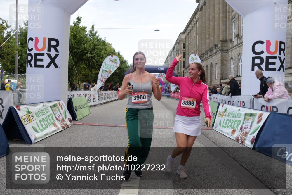 06.09.2026 - CURREX Alsterlauf Yannick Fuchs http://msf.ph/oto/10227232 06.09.2026 10:24:30 Ziel 2662, 3856, 3899, 3900, 5604, 5842 meine-sportfotos.de