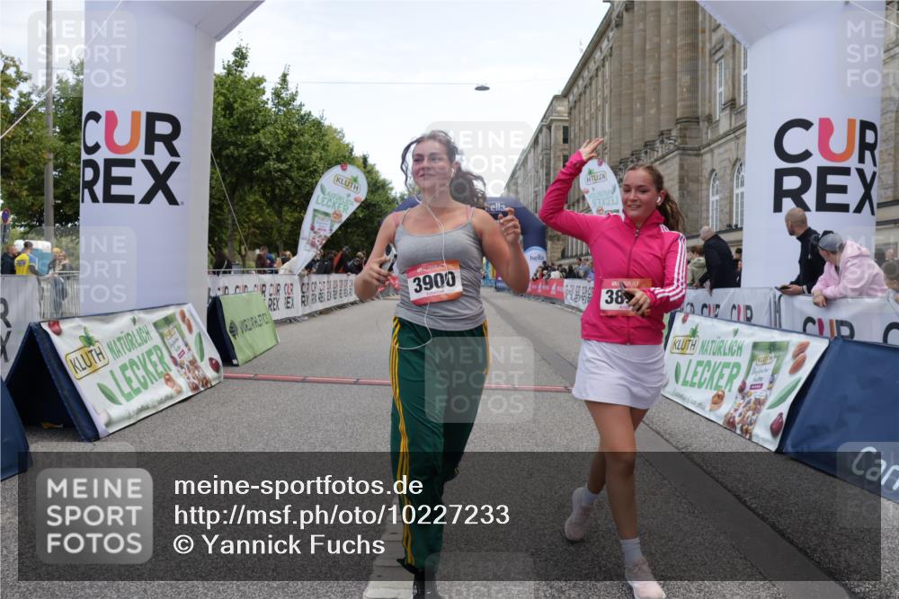 06.09.2026 - CURREX Alsterlauf Yannick Fuchs http://msf.ph/oto/10227233 06.09.2026 10:24:30 Ziel 2662, 3856, 3899, 3900, 5604, 5842 meine-sportfotos.de