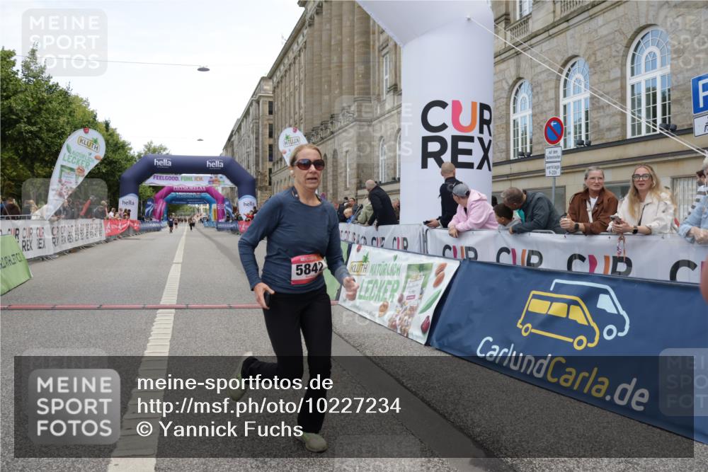 06.09.2026 - CURREX Alsterlauf Yannick Fuchs http://msf.ph/oto/10227234 06.09.2026 10:24:32 Ziel 2662, 3899, 3900, 5604, 5842 meine-sportfotos.de