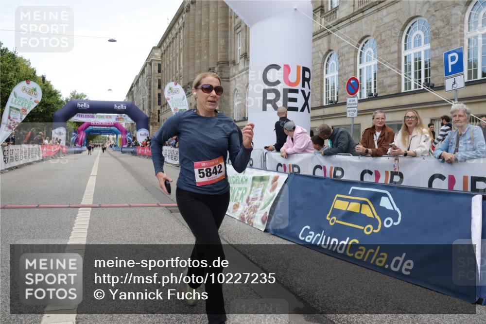 06.09.2026 - CURREX Alsterlauf Yannick Fuchs http://msf.ph/oto/10227235 06.09.2026 10:24:32 Ziel 2662, 3899, 3900, 5604, 5842 meine-sportfotos.de