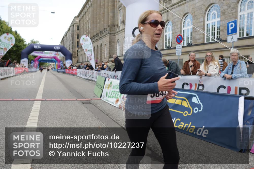 06.09.2026 - CURREX Alsterlauf Yannick Fuchs http://msf.ph/oto/10227237 06.09.2026 10:24:32 Ziel 2662, 3899, 3900, 5604, 5842 meine-sportfotos.de