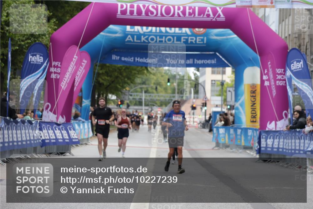 06.09.2026 - CURREX Alsterlauf Yannick Fuchs http://msf.ph/oto/10227239 06.09.2026 10:24:35 Ziel 3899, 3900, 5842 meine-sportfotos.de