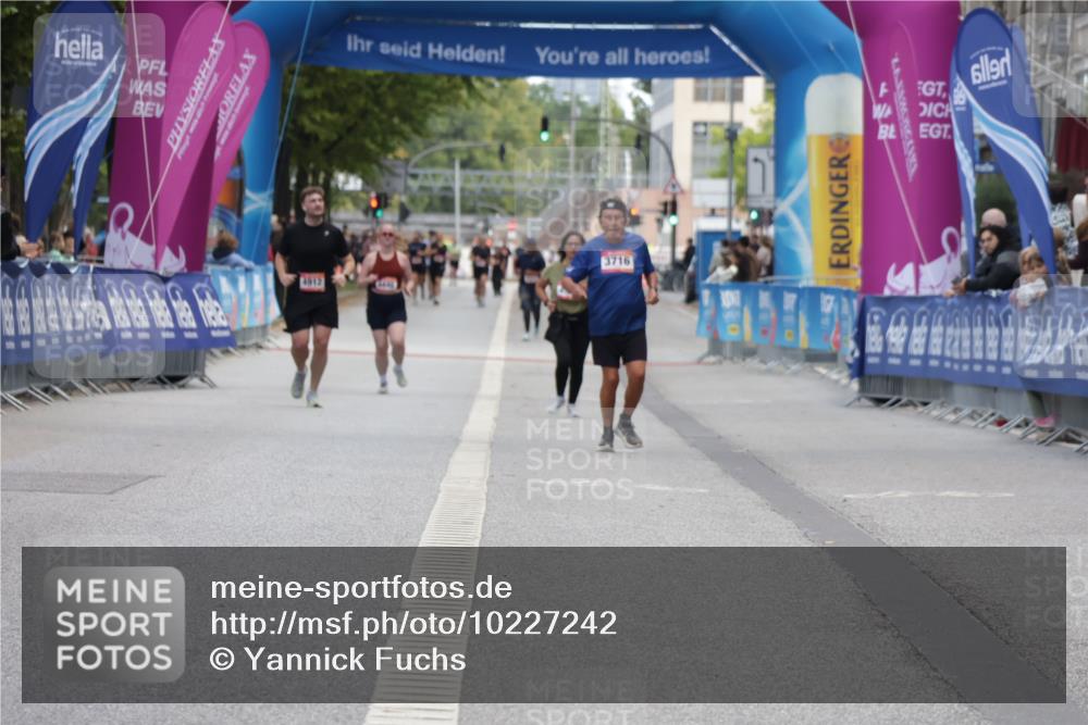 06.09.2026 - CURREX Alsterlauf Yannick Fuchs http://msf.ph/oto/10227242 06.09.2026 10:24:35 Ziel 3899, 3900, 5842 meine-sportfotos.de