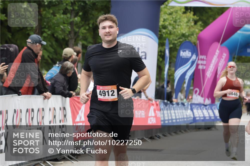 06.09.2026 - CURREX Alsterlauf Yannick Fuchs http://msf.ph/oto/10227250 06.09.2026 10:24:51 Ziel 3716, 4912 meine-sportfotos.de