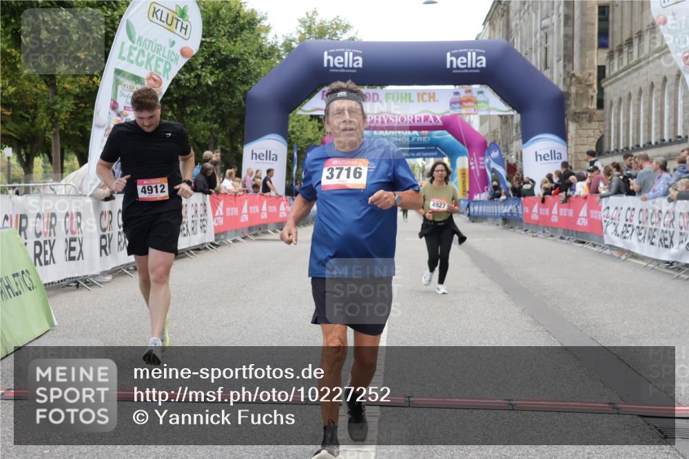06.09.2026 - CURREX Alsterlauf Yannick Fuchs http://msf.ph/oto/10227252 06.09.2026 10:24:53 Ziel 3716, 4912, 4927 meine-sportfotos.de