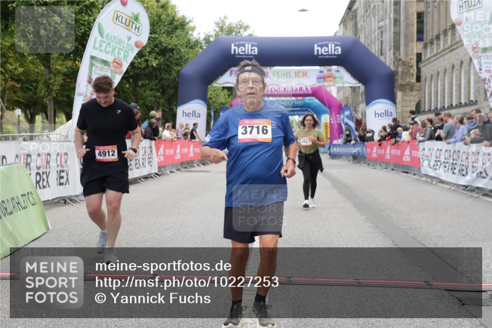 06.09.2026 - CURREX Alsterlauf Yannick Fuchs http://msf.ph/oto/10227253 06.09.2026 10:24:53 Ziel 3716, 4912, 4927 meine-sportfotos.de
