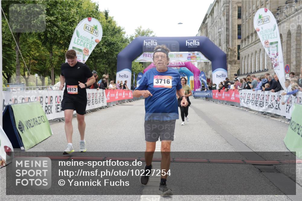 06.09.2026 - CURREX Alsterlauf Yannick Fuchs http://msf.ph/oto/10227254 06.09.2026 10:24:53 Ziel 3716, 4912, 4927 meine-sportfotos.de