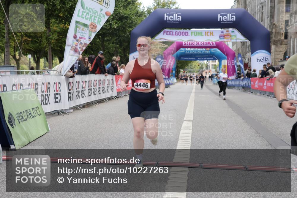 06.09.2026 - CURREX Alsterlauf Yannick Fuchs http://msf.ph/oto/10227263 06.09.2026 10:24:58 Ziel 3716, 4446, 4912, 4927 meine-sportfotos.de