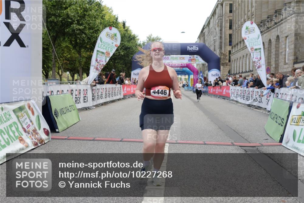 06.09.2026 - CURREX Alsterlauf Yannick Fuchs http://msf.ph/oto/10227268 06.09.2026 10:24:59 Ziel 3716, 4446, 4912, 4927 meine-sportfotos.de