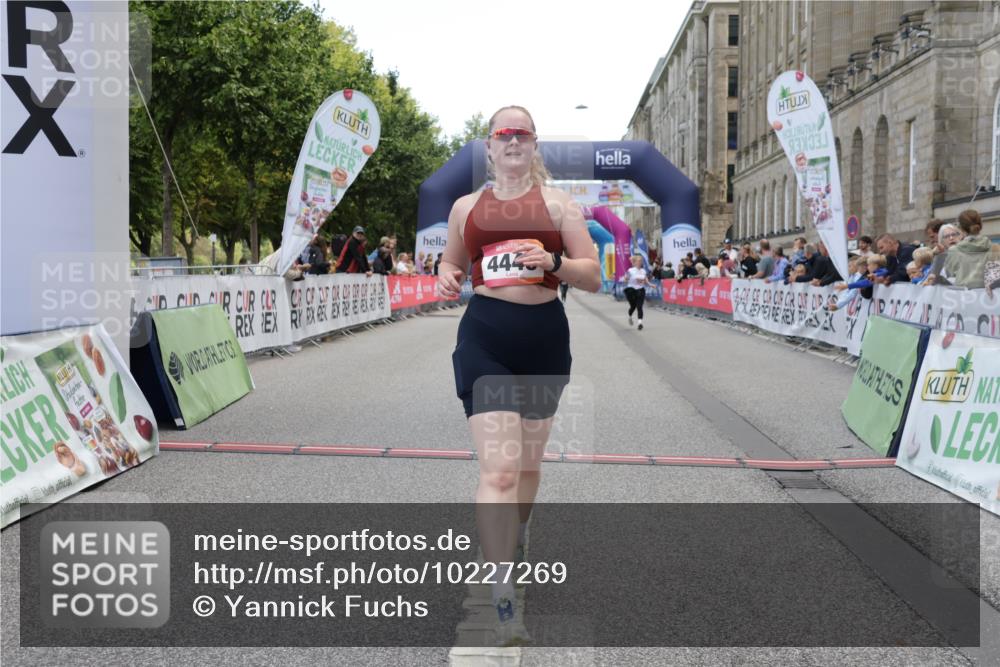 06.09.2026 - CURREX Alsterlauf Yannick Fuchs http://msf.ph/oto/10227269 06.09.2026 10:25:00 Ziel 4446, 4912, 4927 meine-sportfotos.de