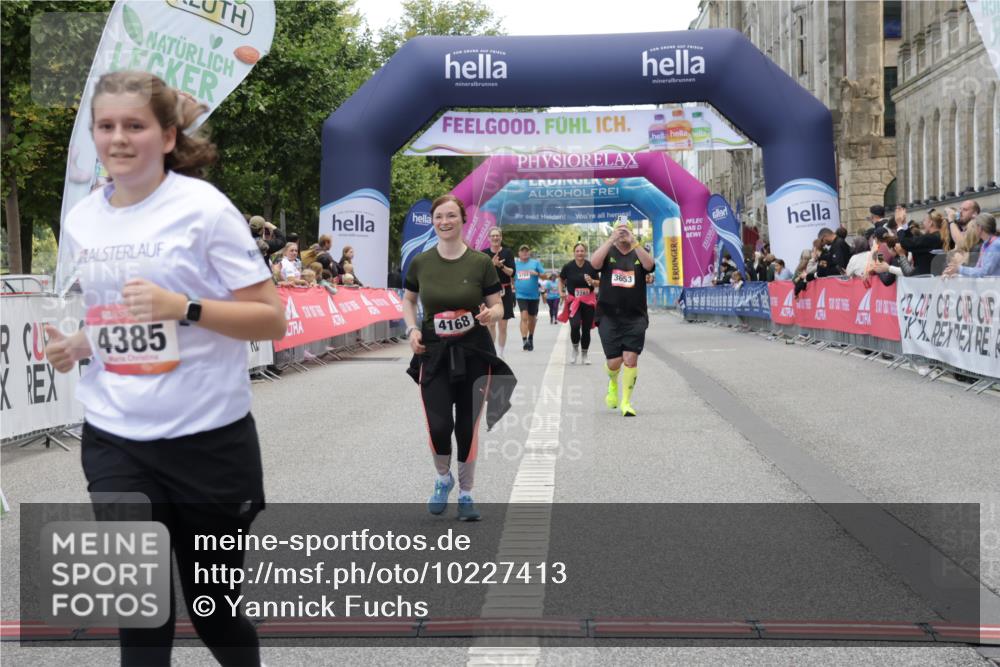 06.09.2026 - CURREX Alsterlauf Yannick Fuchs http://msf.ph/oto/10227413 06.09.2026 10:26:24 Ziel 4168, 4385, 4386, 5944 meine-sportfotos.de