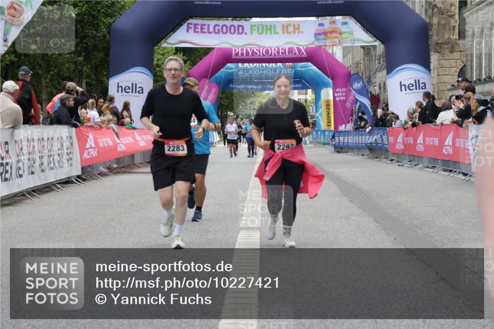 06.09.2026 - CURREX Alsterlauf Yannick Fuchs http://msf.ph/oto/10227421 06.09.2026 10:26:31 Ziel 2282, 2283, 3653, 3784, 4168 meine-sportfotos.de