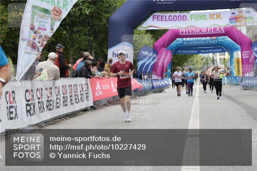 06.09.2026 - CURREX Alsterlauf Yannick Fuchs http://msf.ph/oto/10227429 06.09.2026 10:26:35 Ziel 2282, 2283, 3653, 3784 meine-sportfotos.de