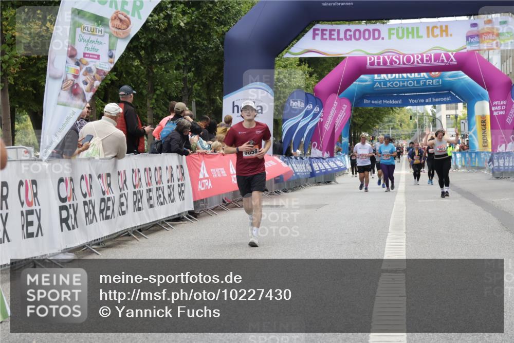 06.09.2026 - CURREX Alsterlauf Yannick Fuchs http://msf.ph/oto/10227430 06.09.2026 10:26:36 Ziel 2282, 2283, 3653, 3784 meine-sportfotos.de