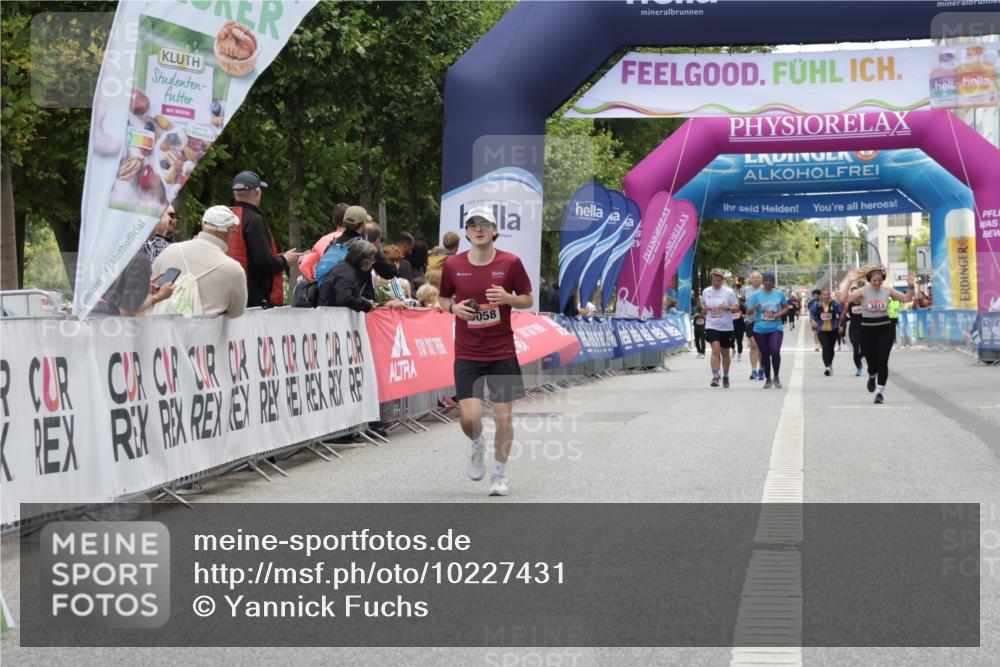 06.09.2026 - CURREX Alsterlauf Yannick Fuchs http://msf.ph/oto/10227431 06.09.2026 10:26:36 Ziel 2282, 2283, 3653, 3784 meine-sportfotos.de