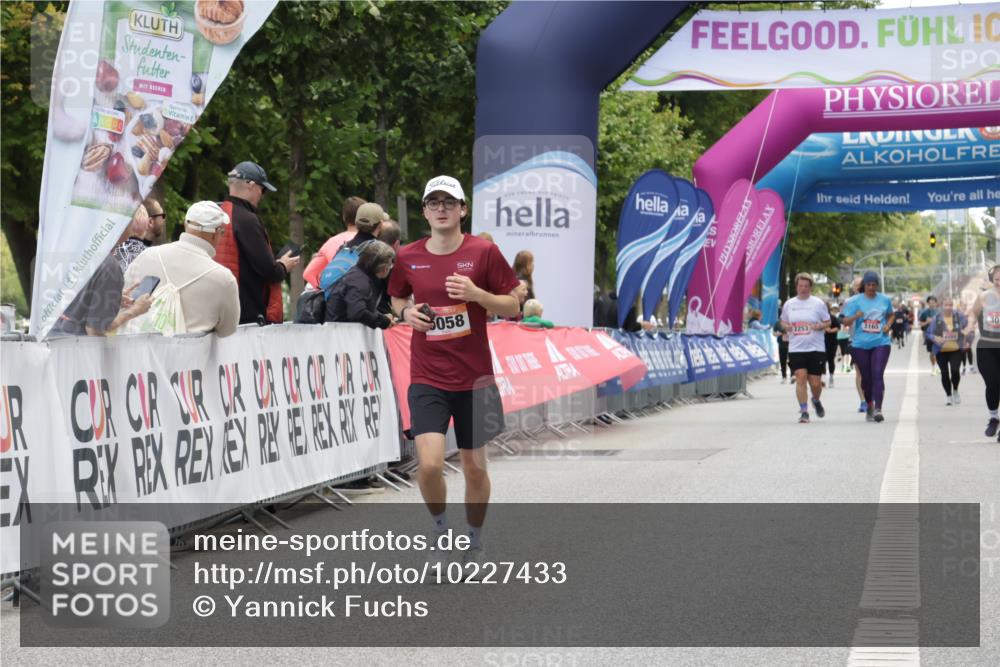 06.09.2026 - CURREX Alsterlauf Yannick Fuchs http://msf.ph/oto/10227433 06.09.2026 10:26:37 Ziel 2282, 2283, 3653, 3784, 5058 meine-sportfotos.de
