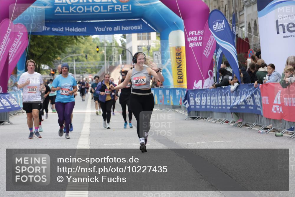 06.09.2026 - CURREX Alsterlauf Yannick Fuchs http://msf.ph/oto/10227435 06.09.2026 10:26:38 Ziel 2282, 2283, 3784, 5058 meine-sportfotos.de