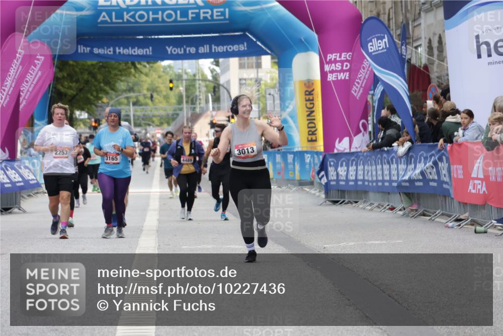 06.09.2026 - CURREX Alsterlauf Yannick Fuchs http://msf.ph/oto/10227436 06.09.2026 10:26:38 Ziel 2282, 2283, 3784, 5058 meine-sportfotos.de