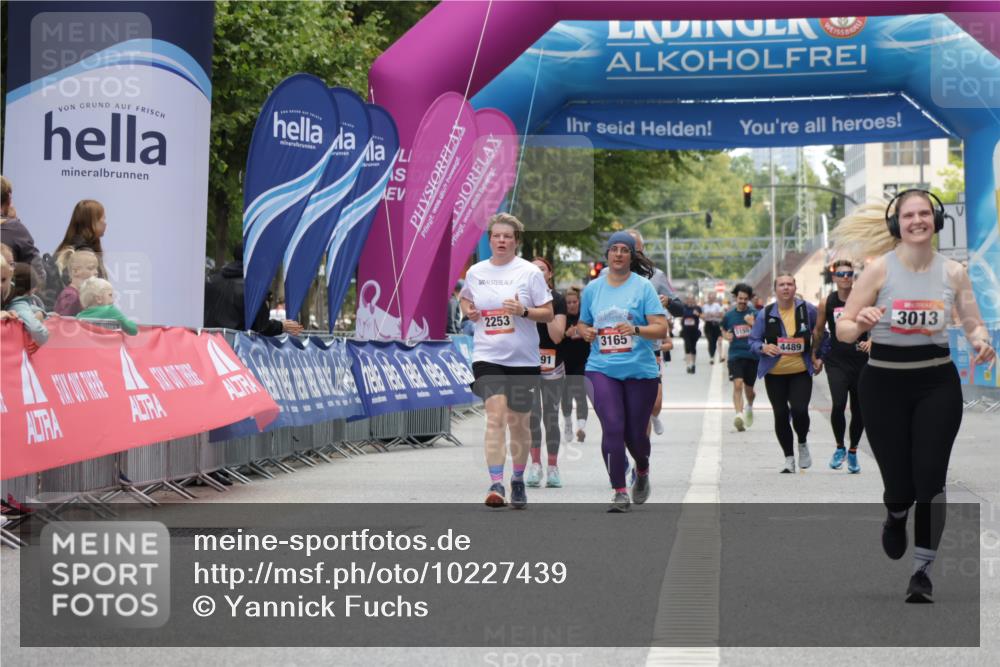 06.09.2026 - CURREX Alsterlauf Yannick Fuchs http://msf.ph/oto/10227439 06.09.2026 10:26:40 Ziel 2282, 2283, 3784, 5058 meine-sportfotos.de