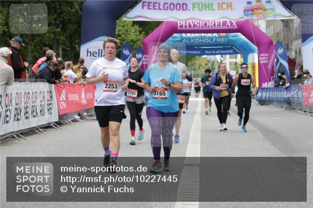 06.09.2026 - CURREX Alsterlauf Yannick Fuchs http://msf.ph/oto/10227445 06.09.2026 10:26:50 Ziel 2253, 3013, 3165 meine-sportfotos.de