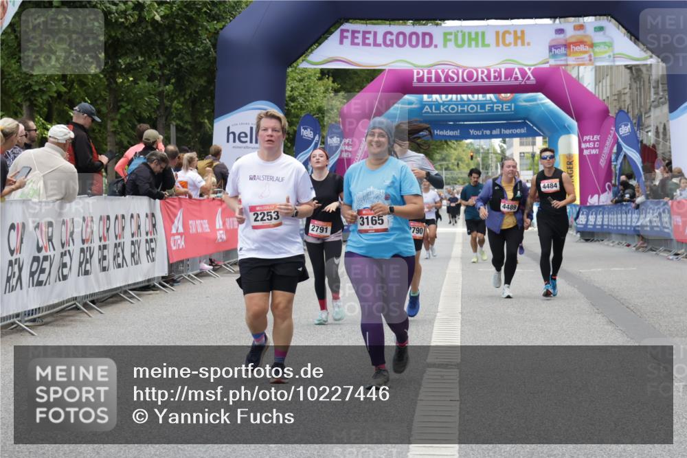 06.09.2026 - CURREX Alsterlauf Yannick Fuchs http://msf.ph/oto/10227446 06.09.2026 10:26:50 Ziel 2253, 3013, 3165 meine-sportfotos.de