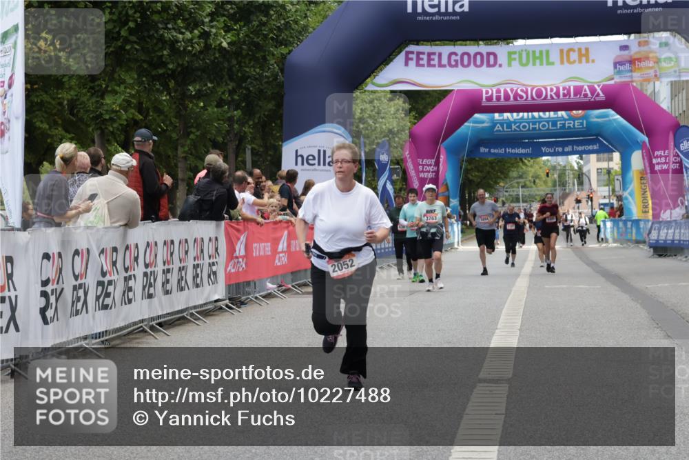 06.09.2026 - CURREX Alsterlauf Yannick Fuchs http://msf.ph/oto/10227488 06.09.2026 10:27:09 Ziel 2052, 4978, 5066 meine-sportfotos.de