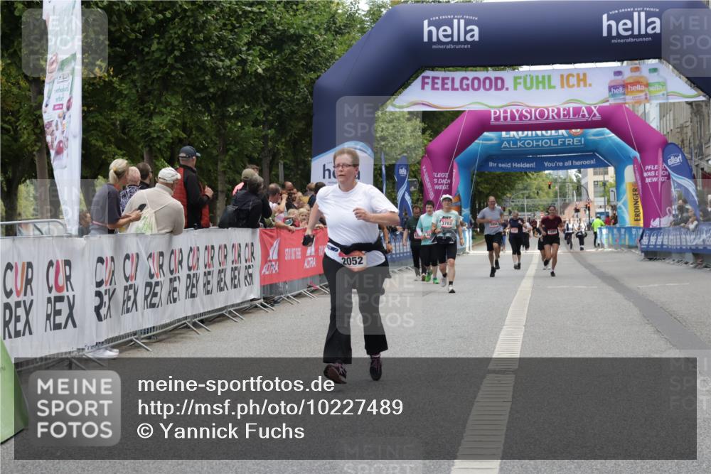 06.09.2026 - CURREX Alsterlauf Yannick Fuchs http://msf.ph/oto/10227489 06.09.2026 10:27:10 Ziel 2052, 4978, 5066 meine-sportfotos.de