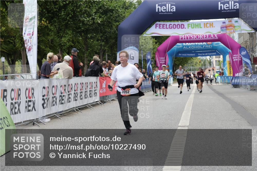 06.09.2026 - CURREX Alsterlauf Yannick Fuchs http://msf.ph/oto/10227490 06.09.2026 10:27:10 Ziel 2052, 4978, 5066 meine-sportfotos.de