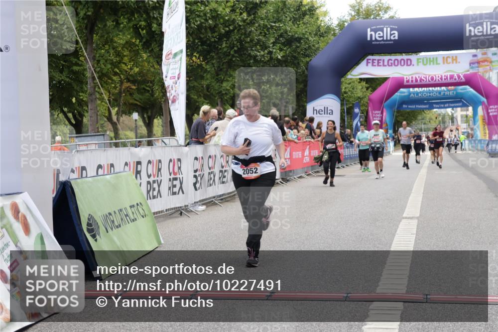 06.09.2026 - CURREX Alsterlauf Yannick Fuchs http://msf.ph/oto/10227491 06.09.2026 10:27:11 Ziel 2052, 4978, 5066 meine-sportfotos.de