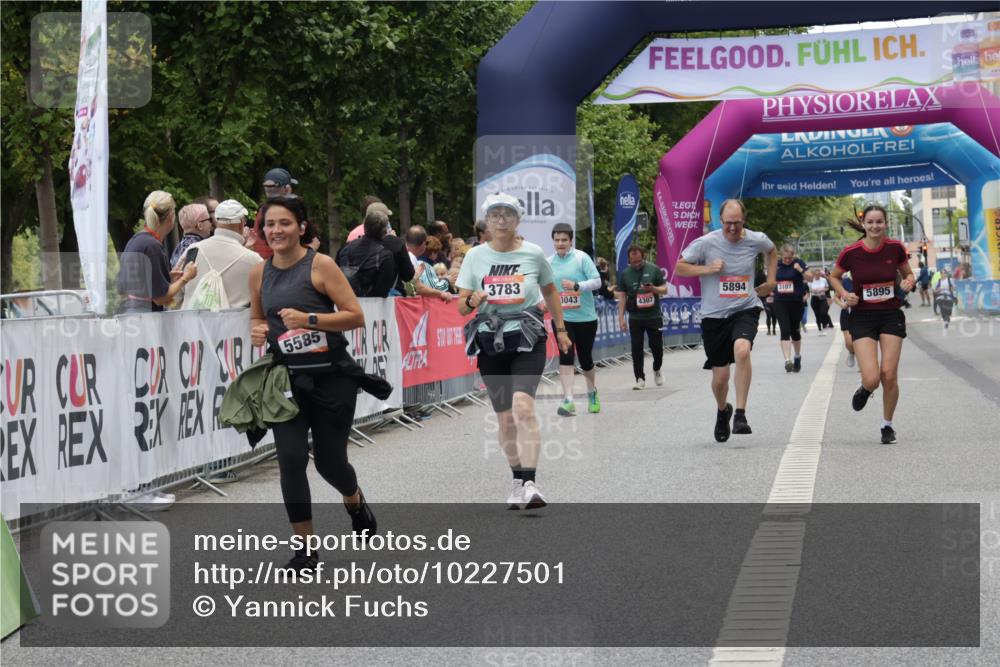 06.09.2026 - CURREX Alsterlauf Yannick Fuchs http://msf.ph/oto/10227501 06.09.2026 10:27:15 Ziel 2052, 3783, 5894, 5895 meine-sportfotos.de