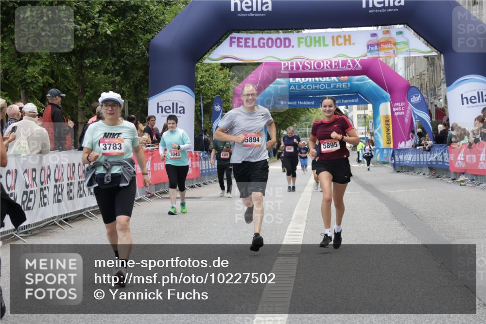 06.09.2026 - CURREX Alsterlauf Yannick Fuchs http://msf.ph/oto/10227502 06.09.2026 10:27:17 Ziel 2052, 3783, 5894, 5895 meine-sportfotos.de