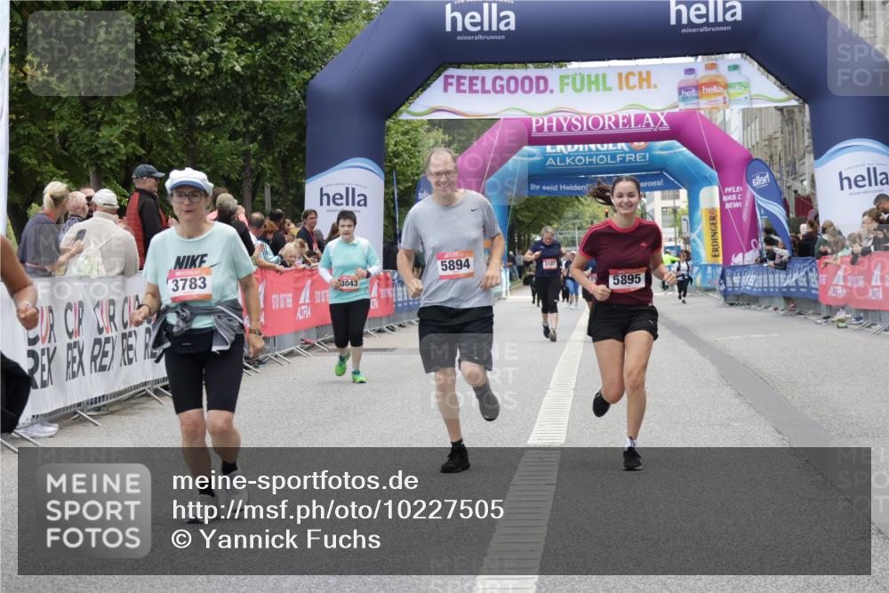 06.09.2026 - CURREX Alsterlauf Yannick Fuchs http://msf.ph/oto/10227505 06.09.2026 10:27:17 Ziel 2052, 3783, 5894, 5895 meine-sportfotos.de